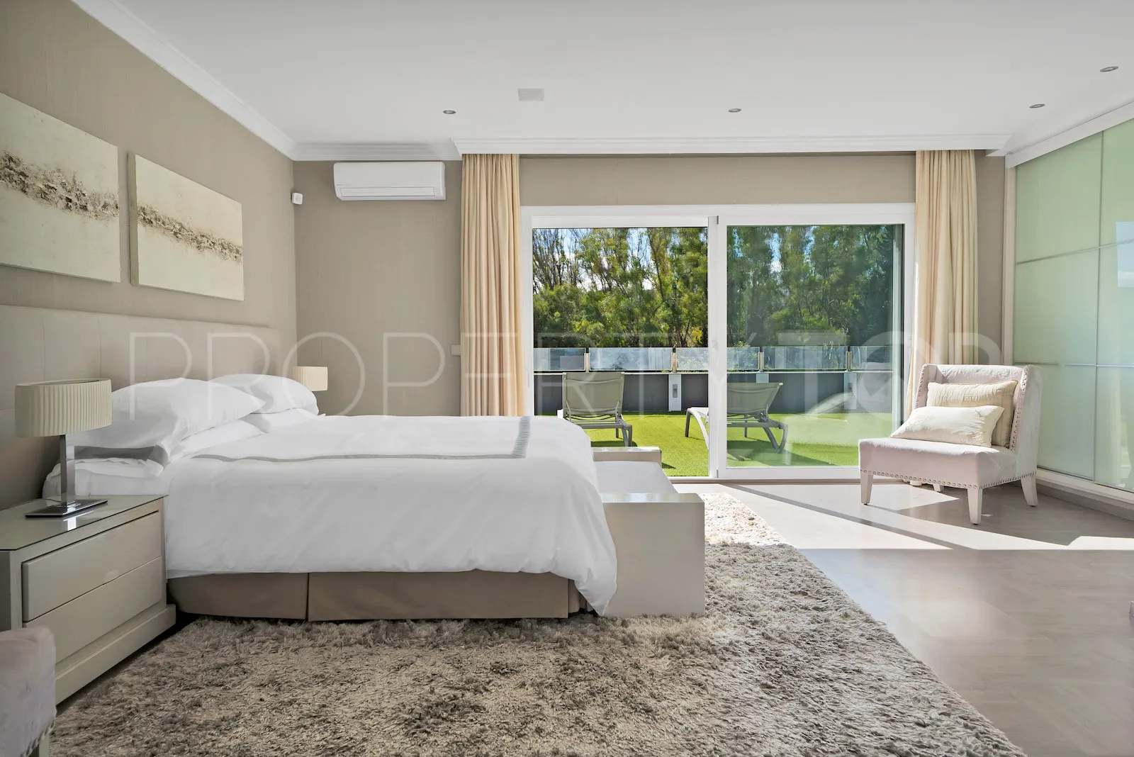 Buy villa in El Paraiso
