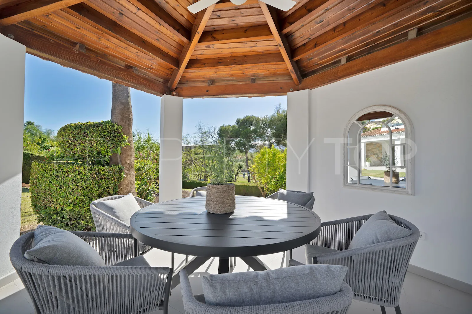 Buy villa in El Paraiso