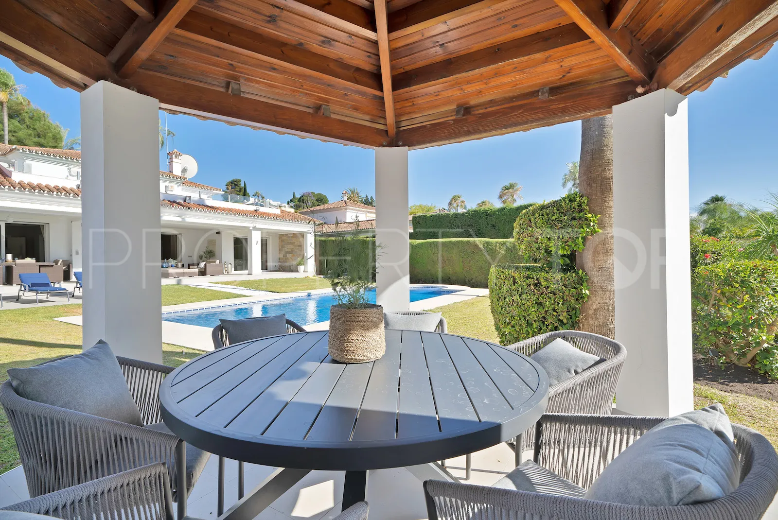 Buy villa in El Paraiso