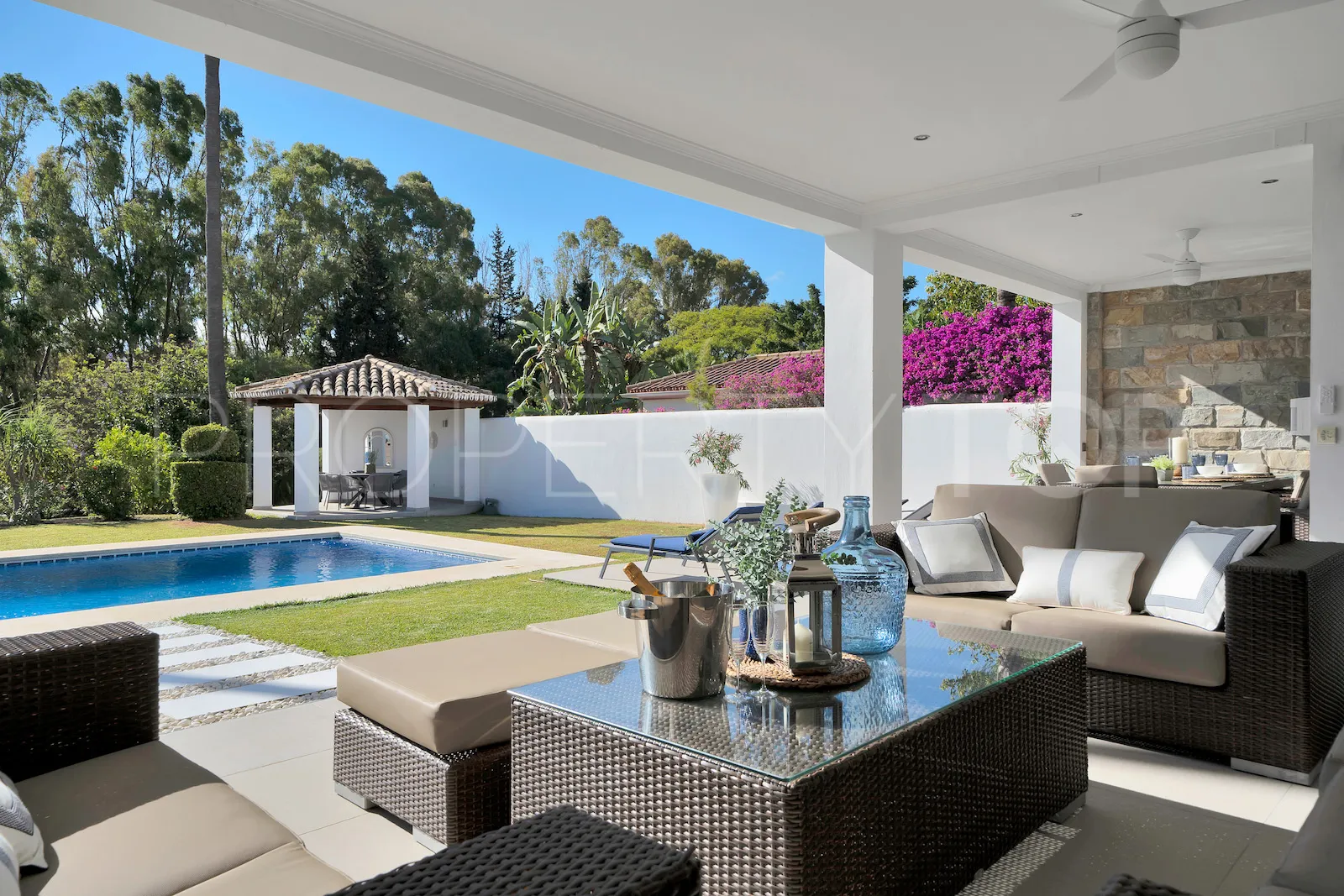 Buy villa in El Paraiso