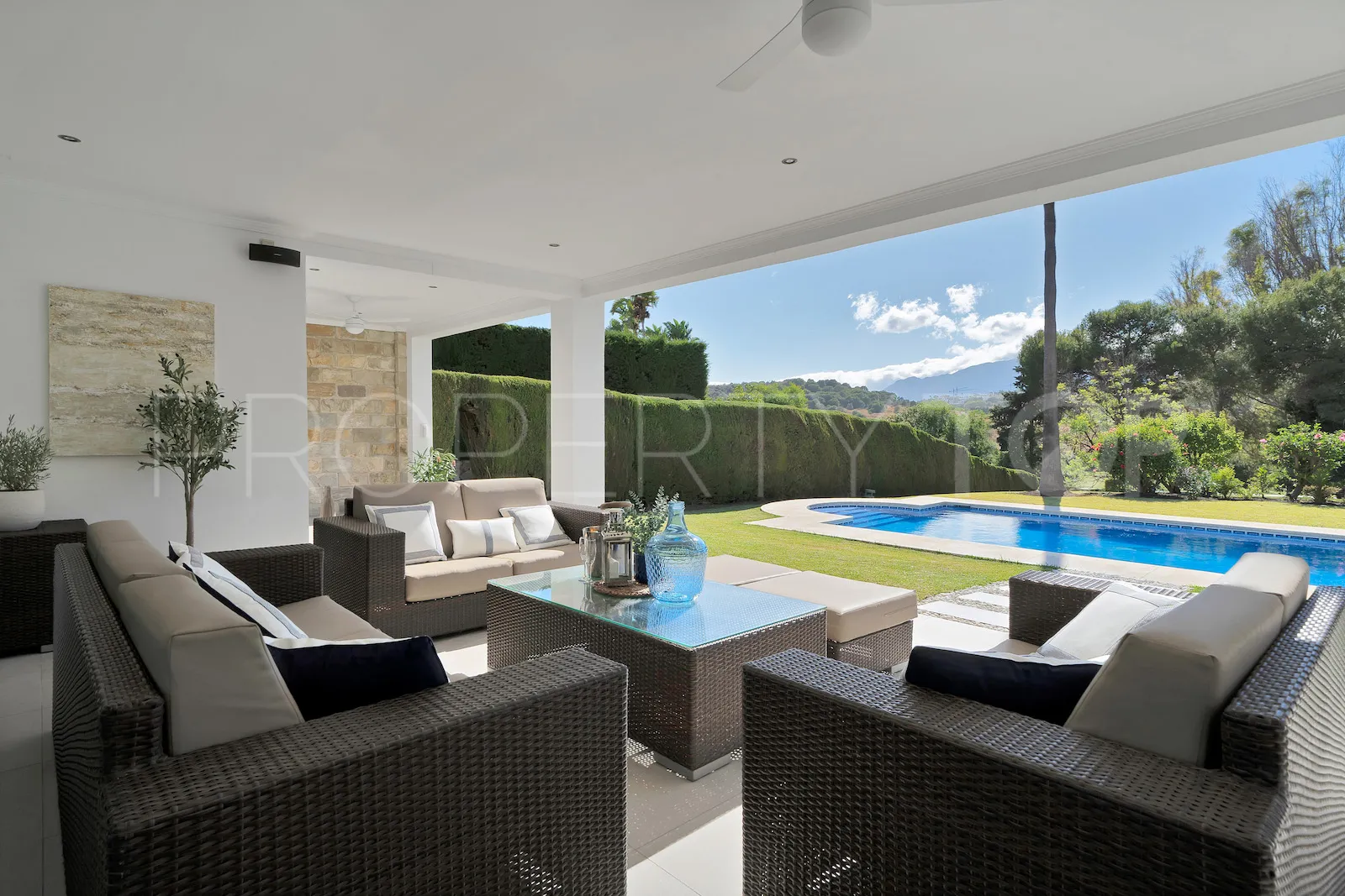 Buy villa in El Paraiso