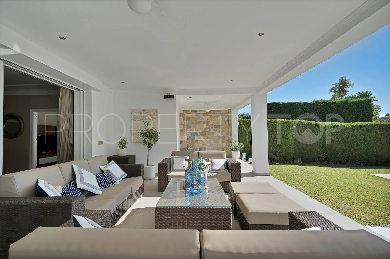 Buy villa in El Paraiso