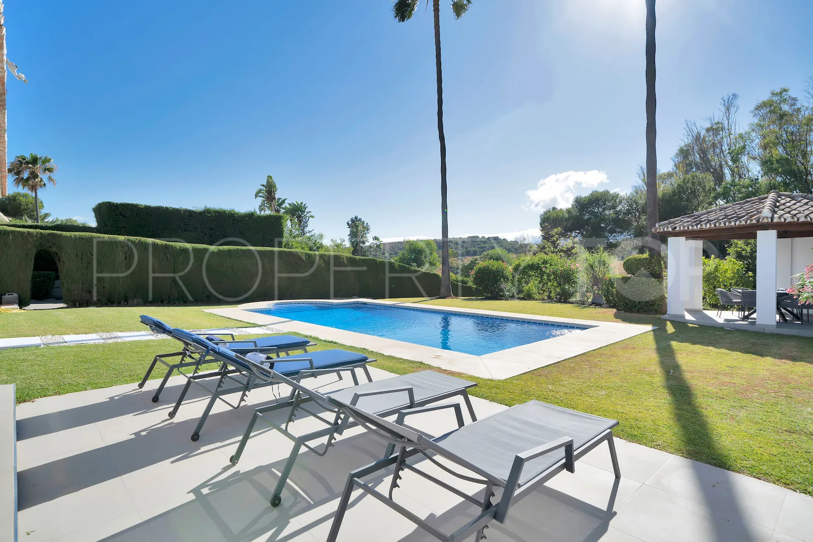 Buy villa in El Paraiso