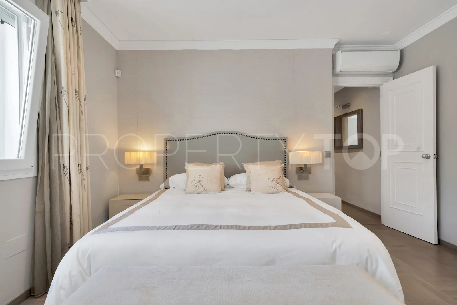 Buy villa in El Paraiso
