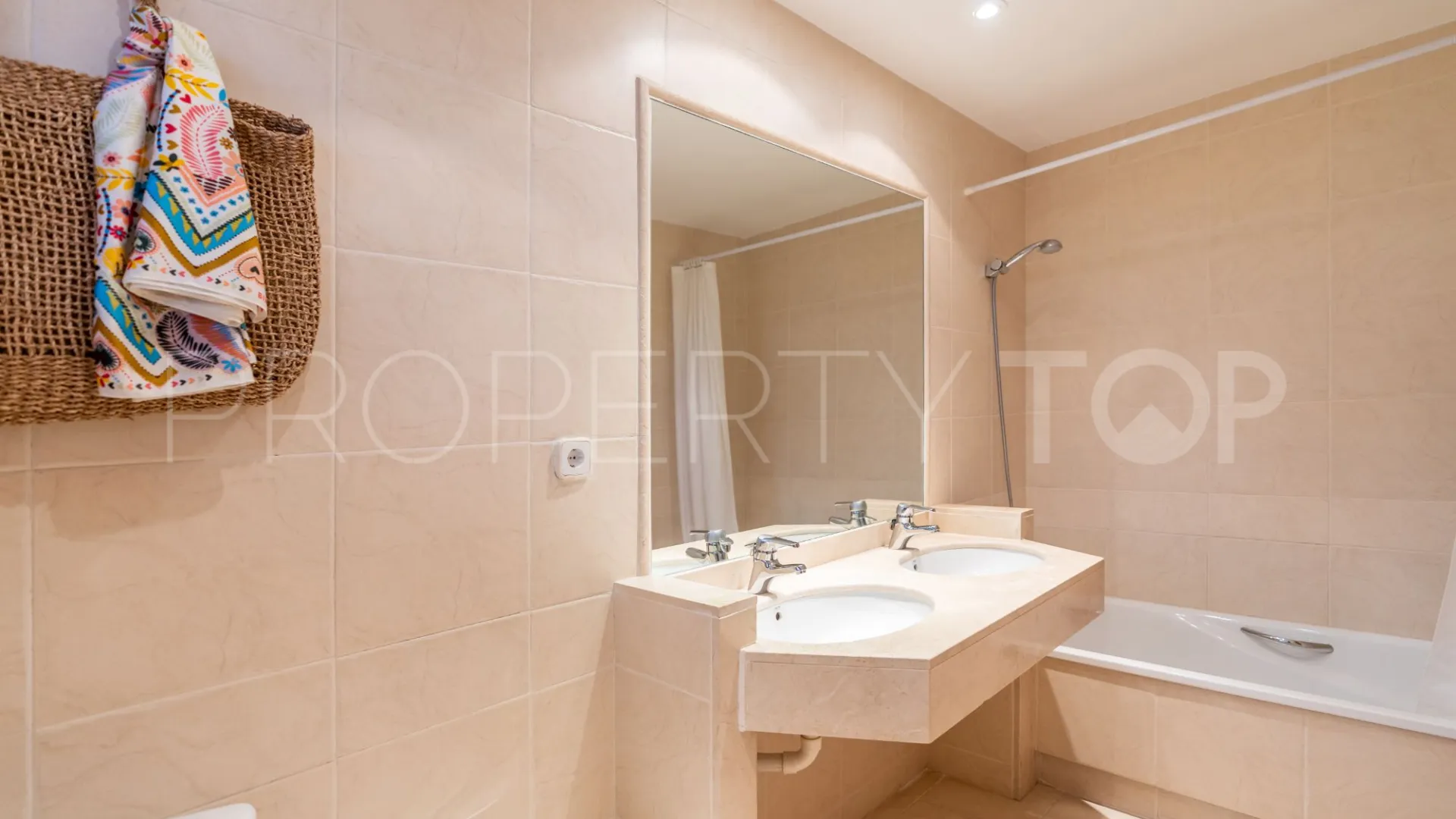 For sale villa in Benahavis with 4 bedrooms