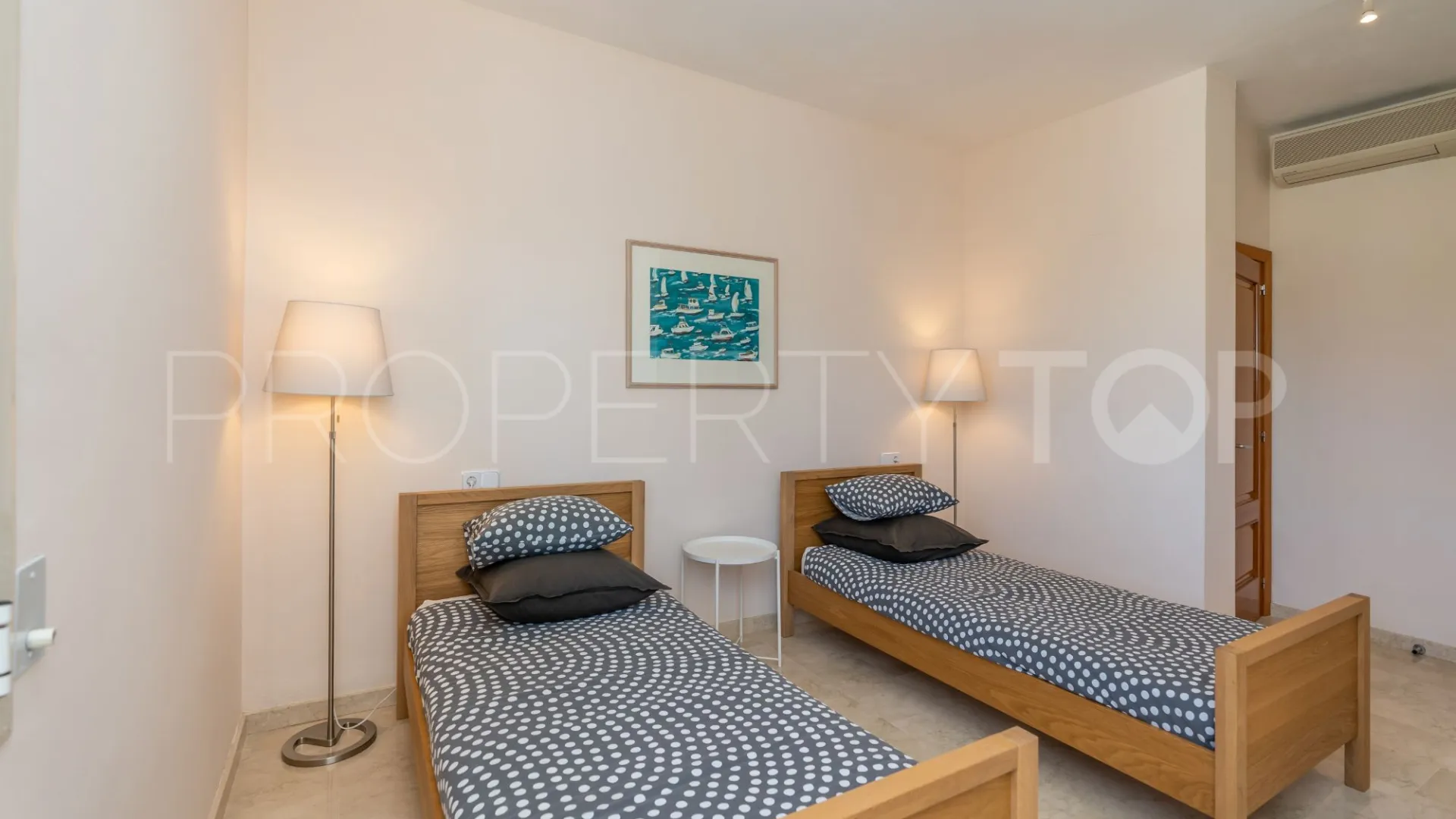 For sale villa in Benahavis with 4 bedrooms