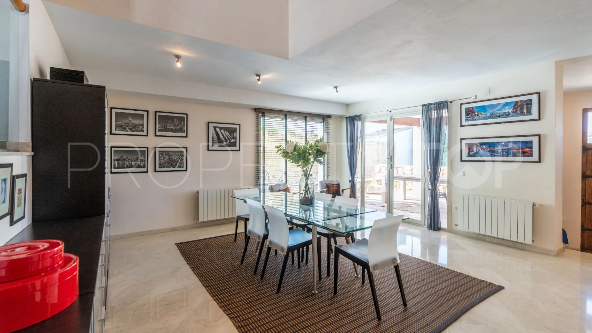 For sale villa in Benahavis with 4 bedrooms
