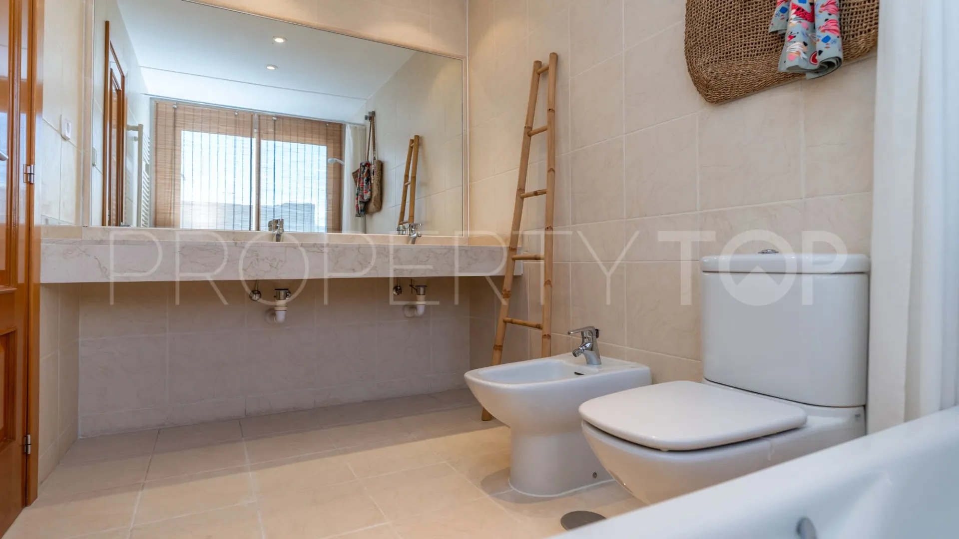 For sale villa in Benahavis with 4 bedrooms