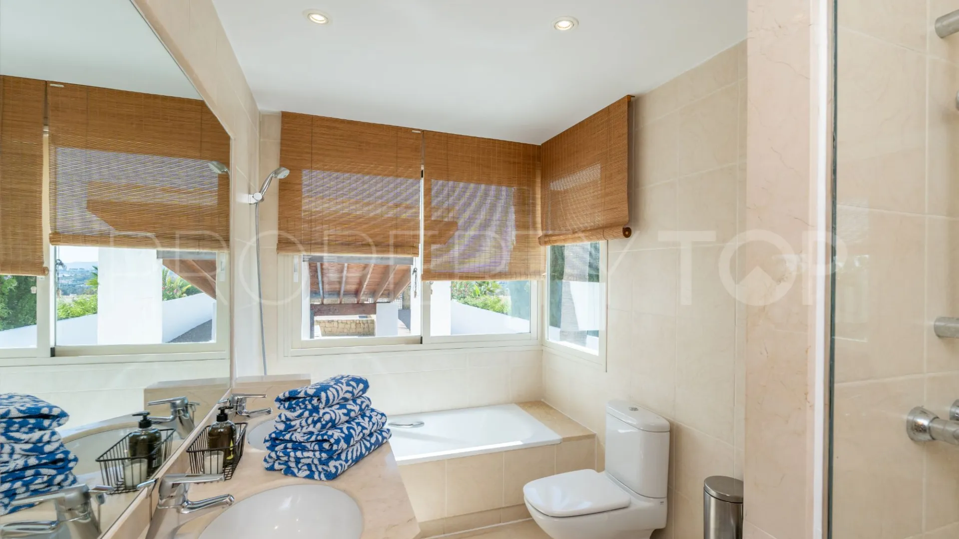 For sale villa in Benahavis with 4 bedrooms