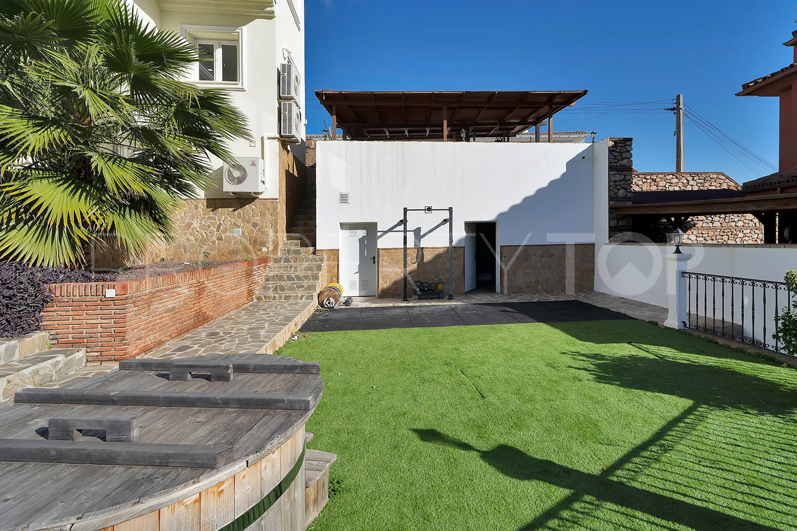 Villa de 5 dormitorios en venta en Benalmadena