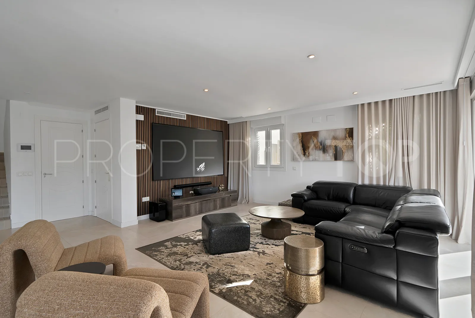 Villa de 5 dormitorios en venta en Benalmadena