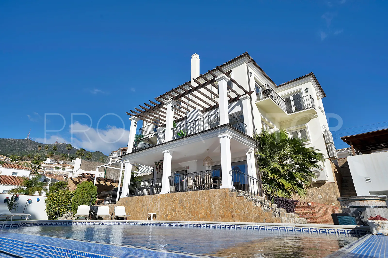 Villa de 5 dormitorios en venta en Benalmadena