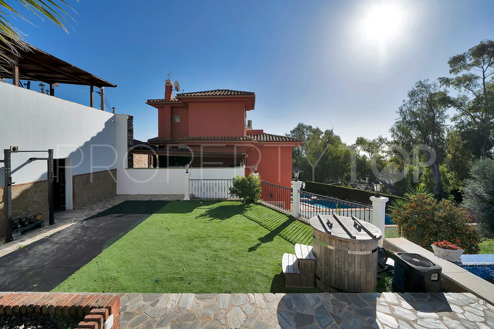 Villa de 5 dormitorios en venta en Benalmadena
