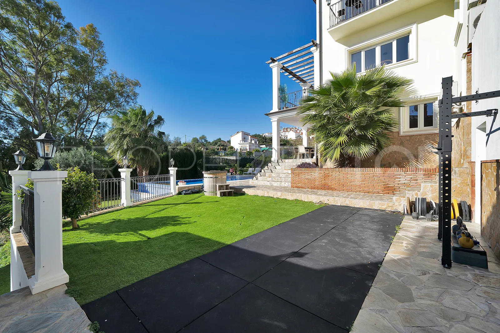 Villa de 5 dormitorios en venta en Benalmadena