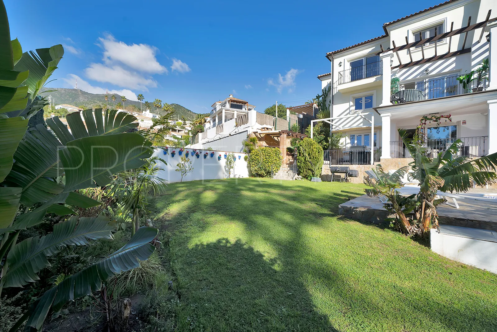 Villa de 5 dormitorios en venta en Benalmadena