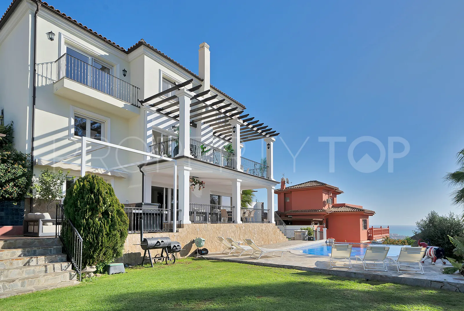 Villa de 5 dormitorios en venta en Benalmadena