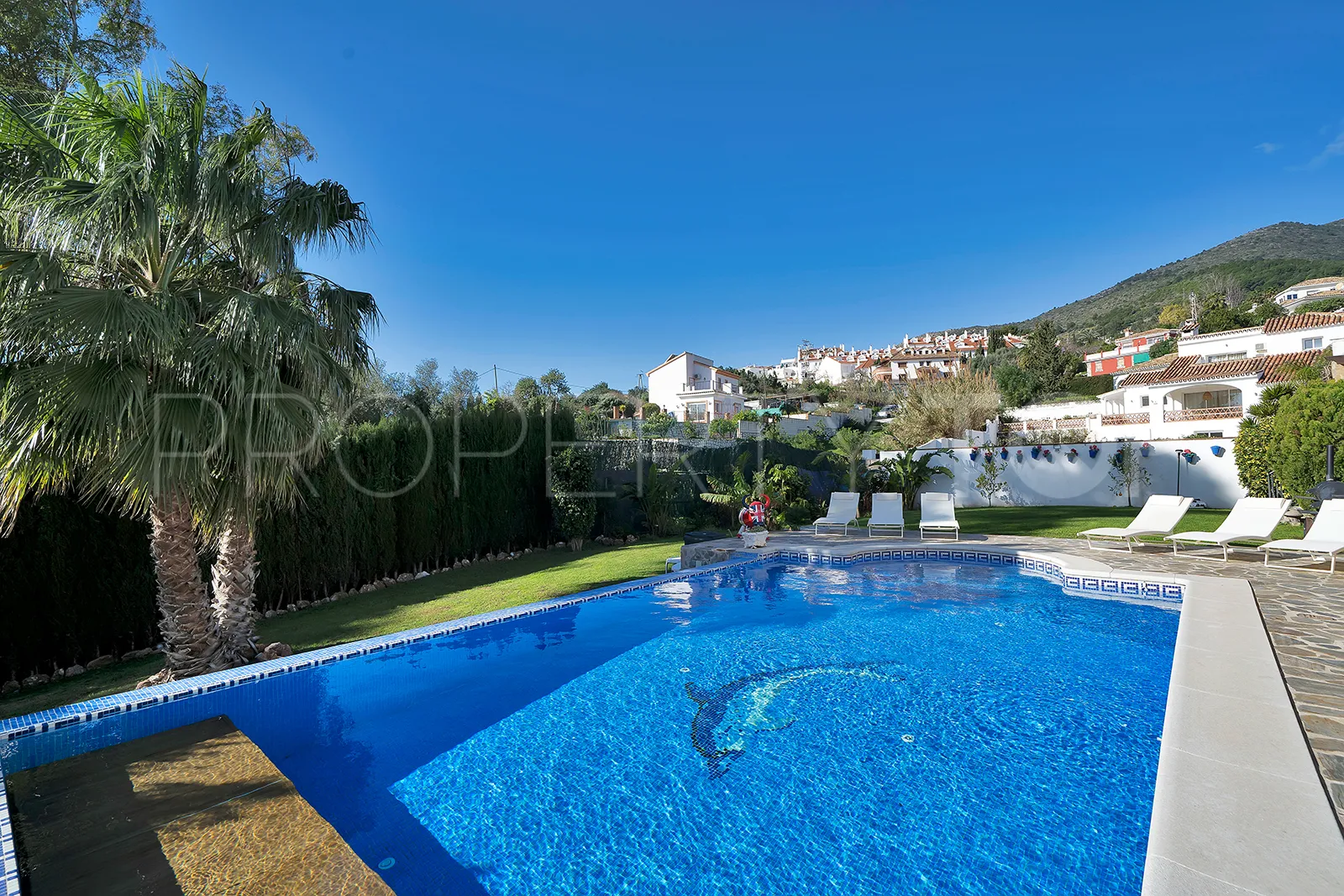 Villa de 5 dormitorios en venta en Benalmadena