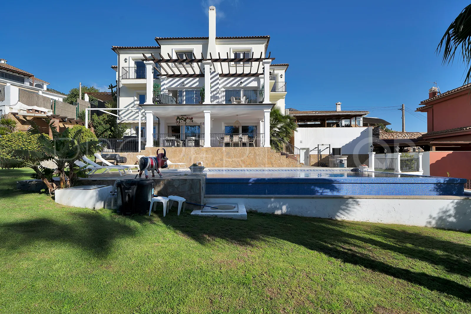 Villa de 5 dormitorios en venta en Benalmadena