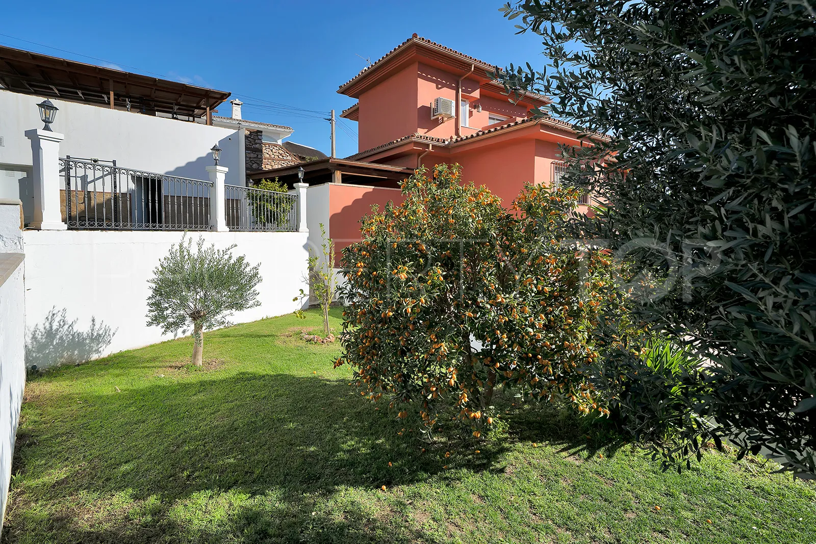 Villa de 5 dormitorios en venta en Benalmadena