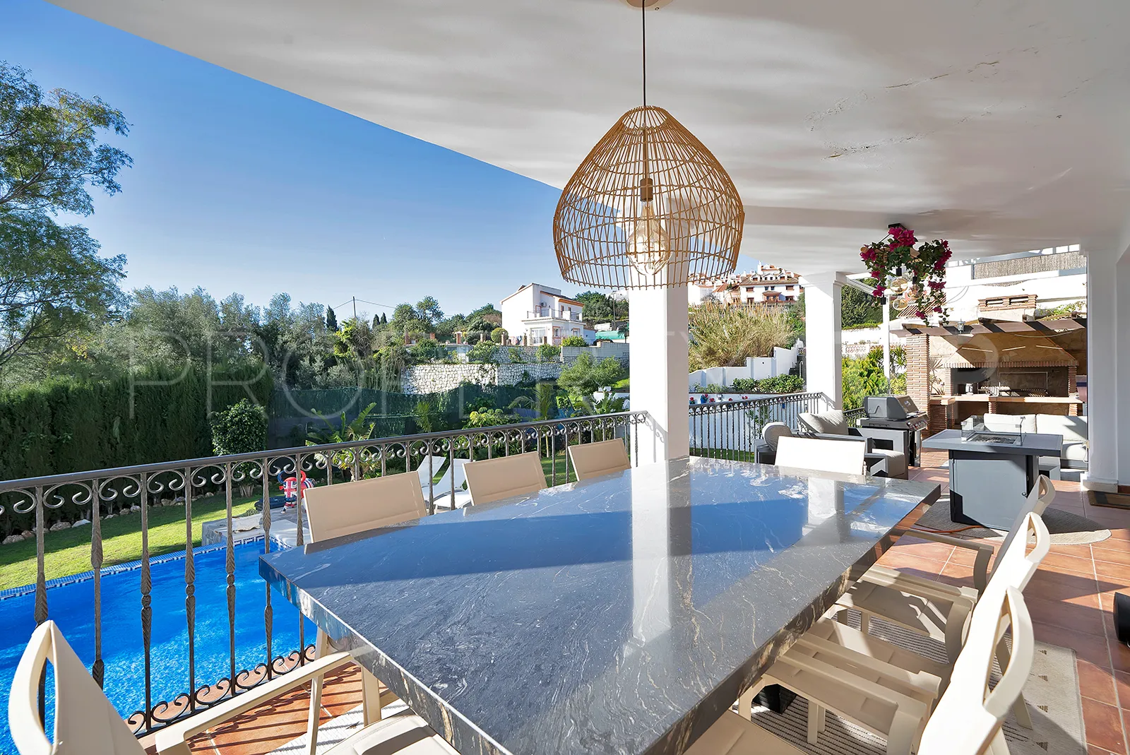 Villa de 5 dormitorios en venta en Benalmadena