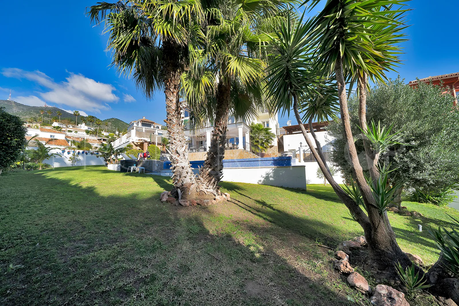 Villa de 5 dormitorios en venta en Benalmadena