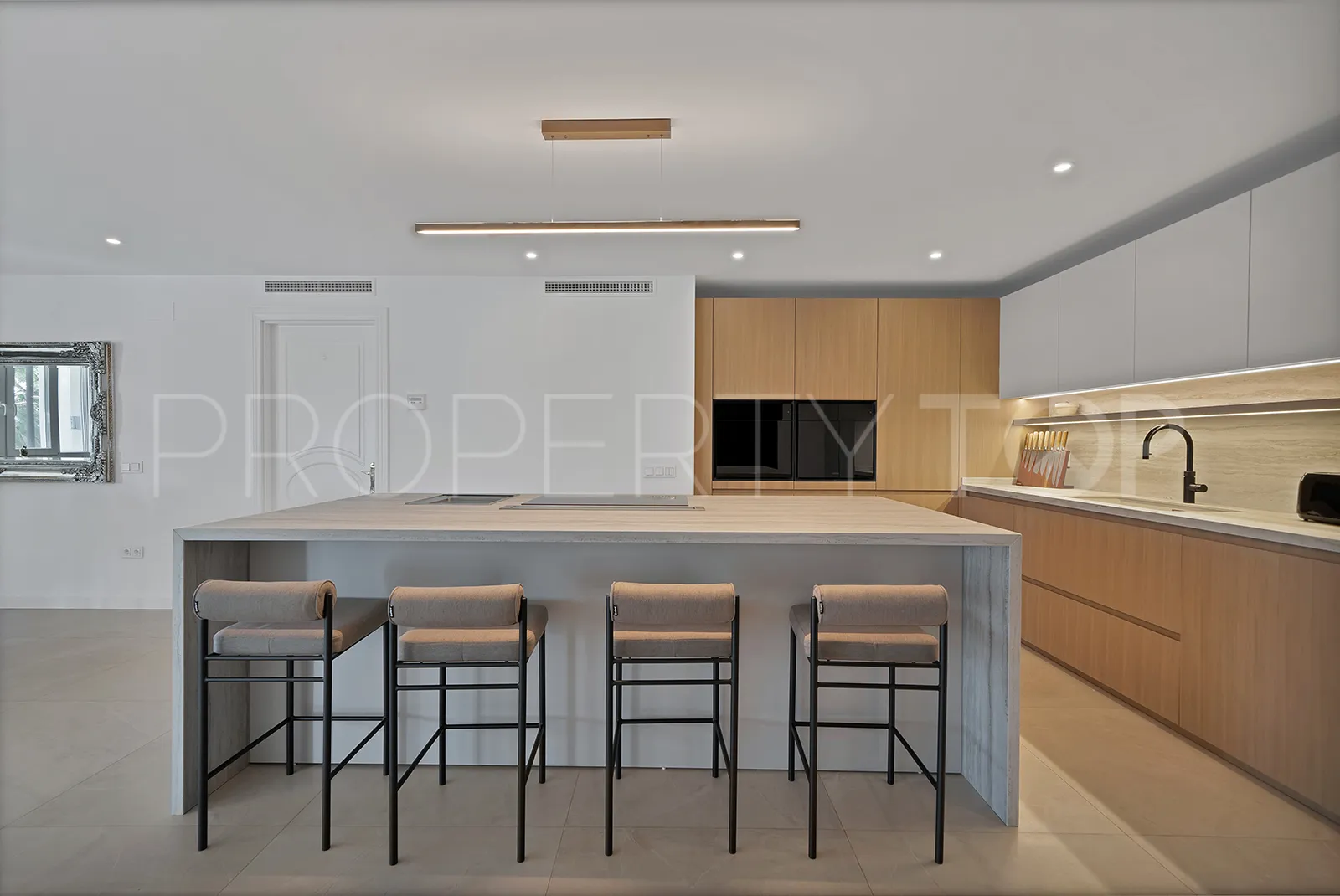 Villa de 5 dormitorios en venta en Benalmadena