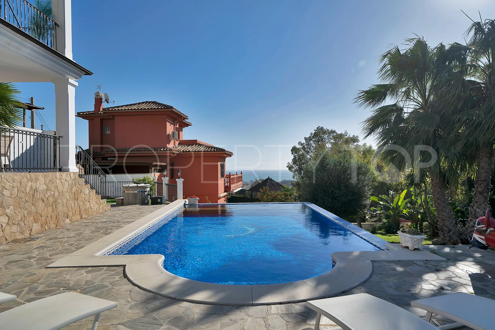 Villa de 5 dormitorios en venta en Benalmadena