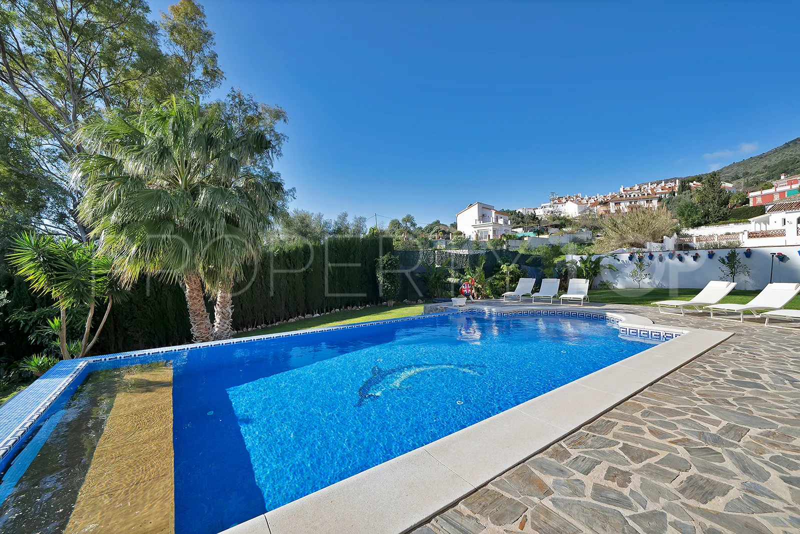 Villa de 5 dormitorios en venta en Benalmadena