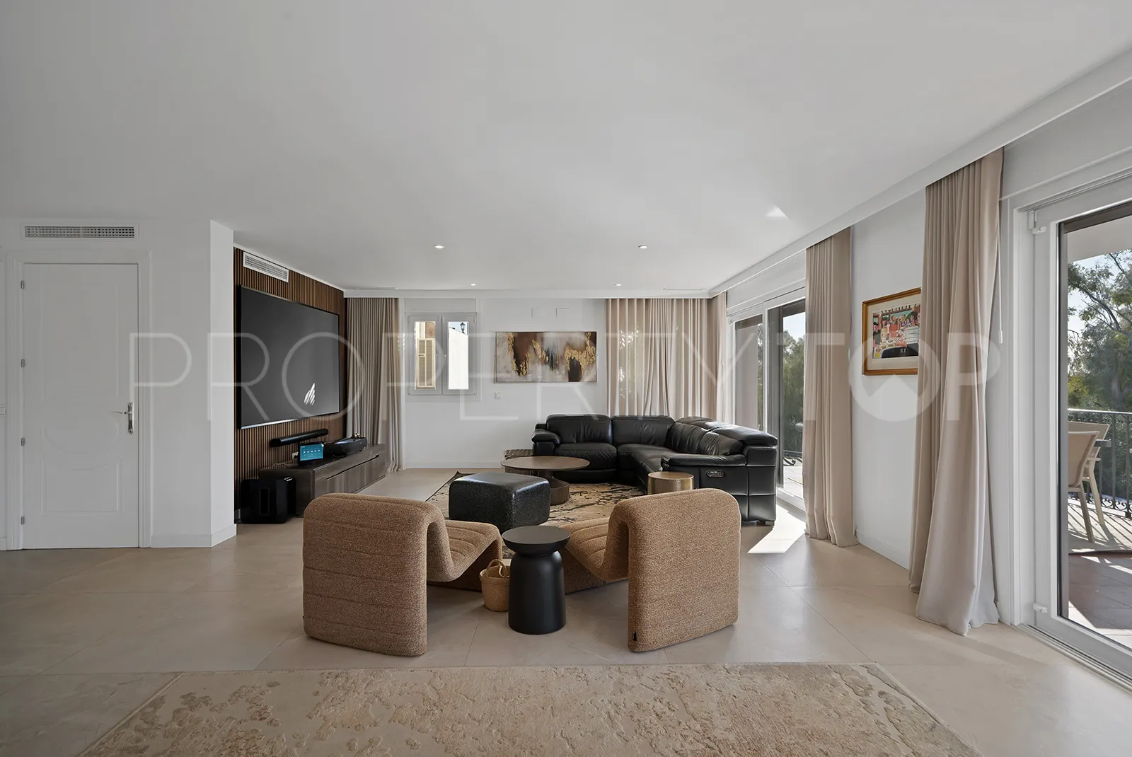 Villa de 5 dormitorios en venta en Benalmadena