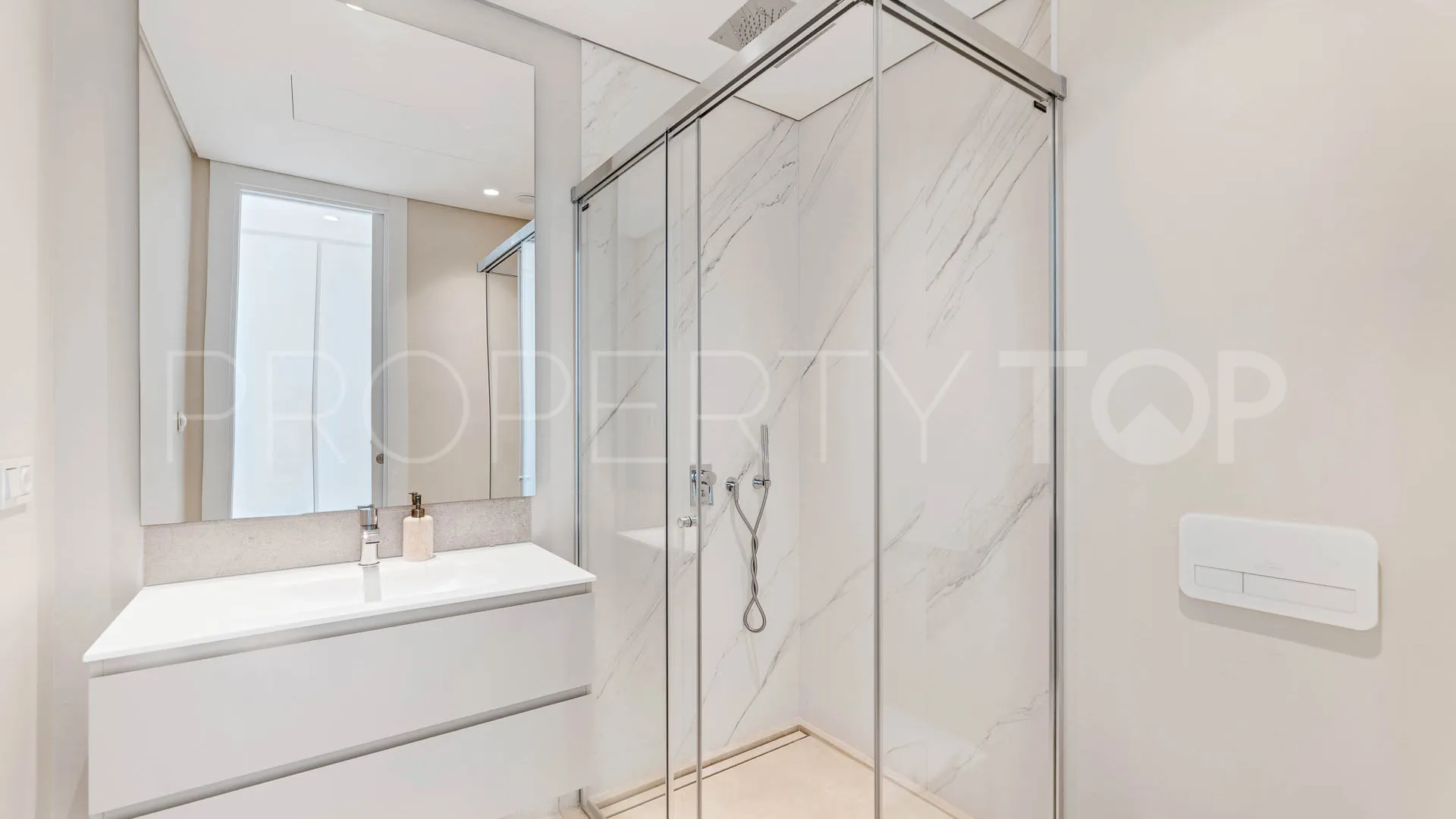 Atico duplex en venta en Benahavis