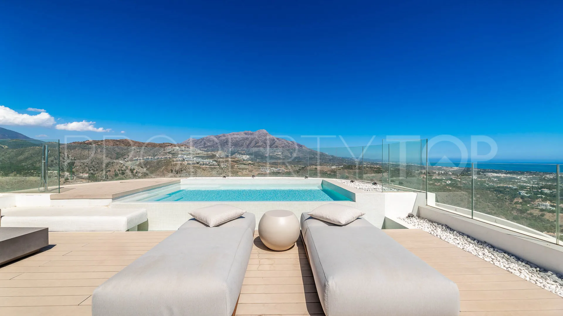 Atico duplex en venta en Benahavis