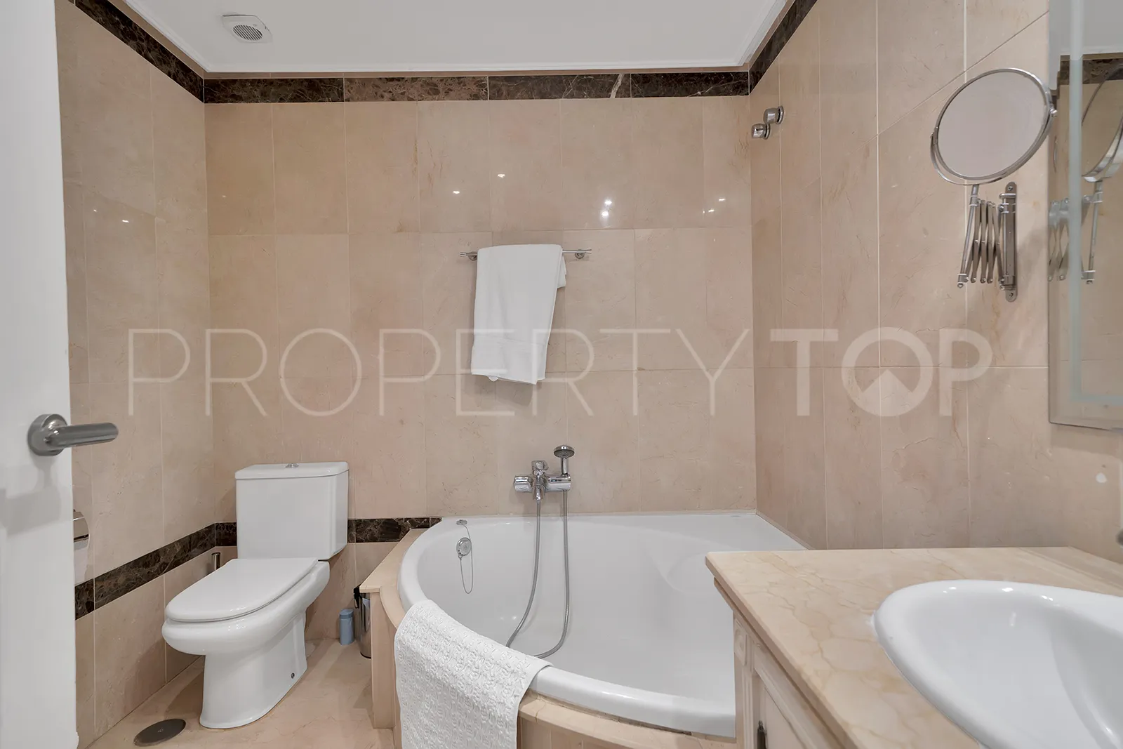 Apartment for sale in Estepona East with 2 bedrooms