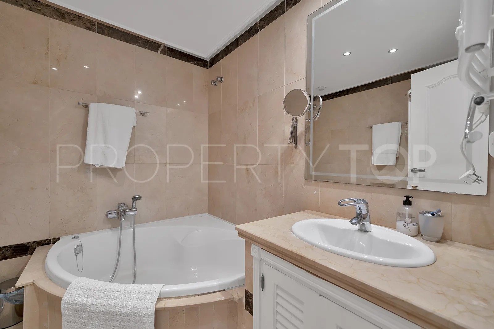 Apartment for sale in Estepona East with 2 bedrooms