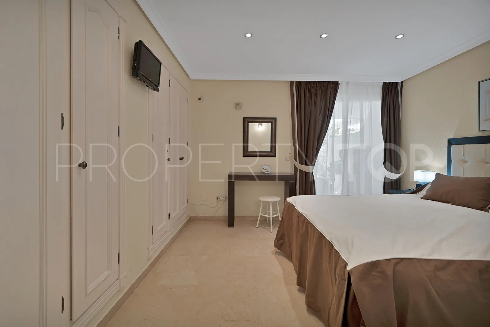 Apartment for sale in Estepona East with 2 bedrooms