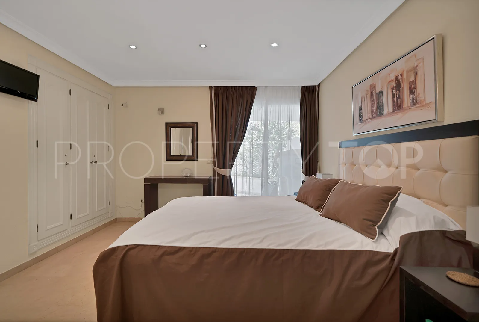 Apartment for sale in Estepona East with 2 bedrooms