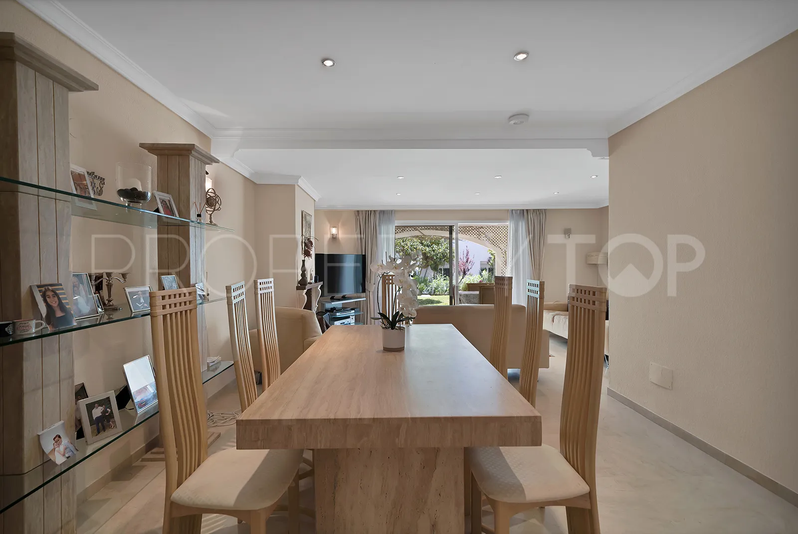 Apartment for sale in Estepona East with 2 bedrooms