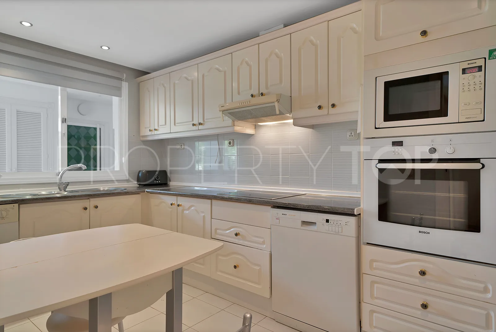 Apartment for sale in Estepona East with 2 bedrooms
