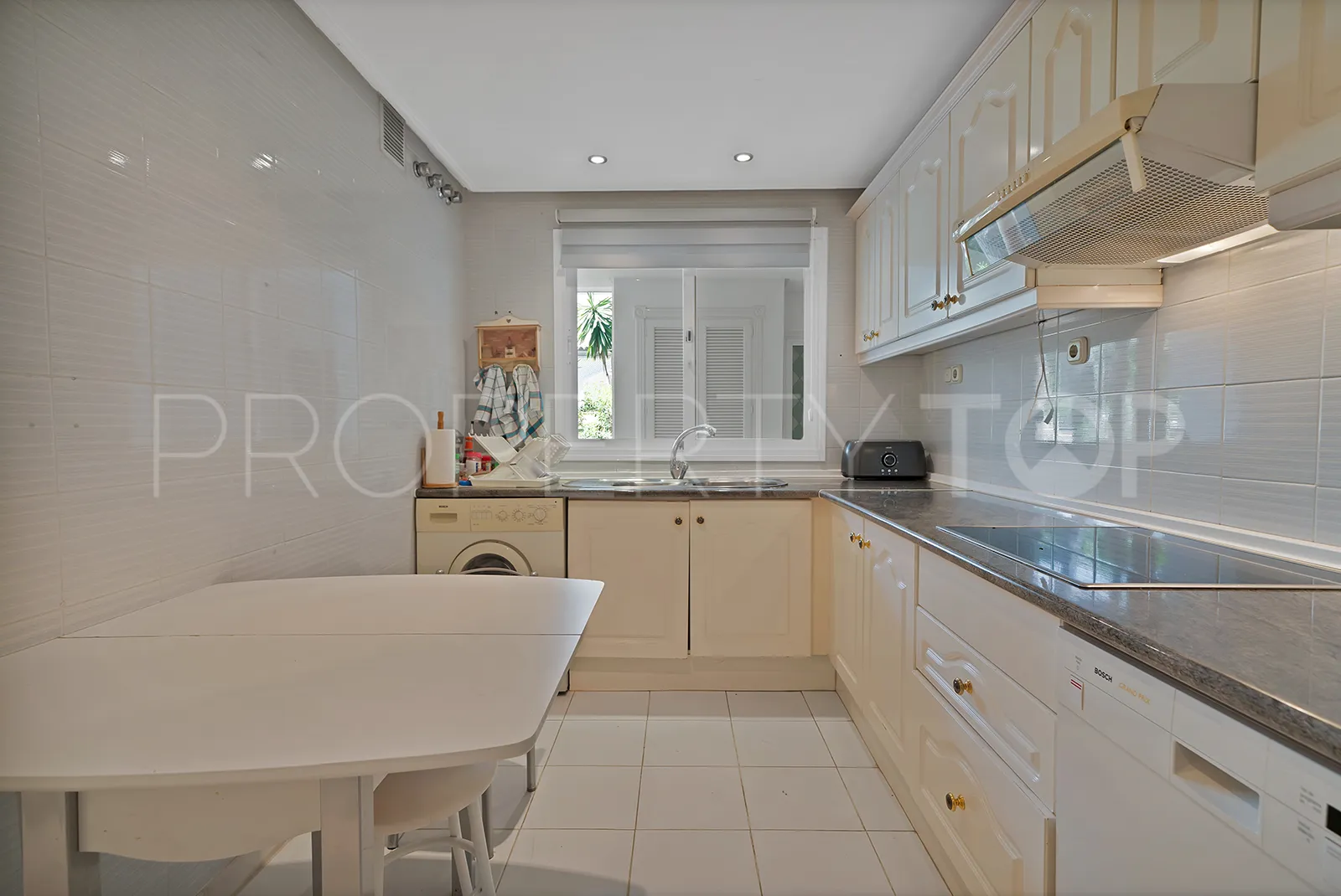 Apartment for sale in Estepona East with 2 bedrooms