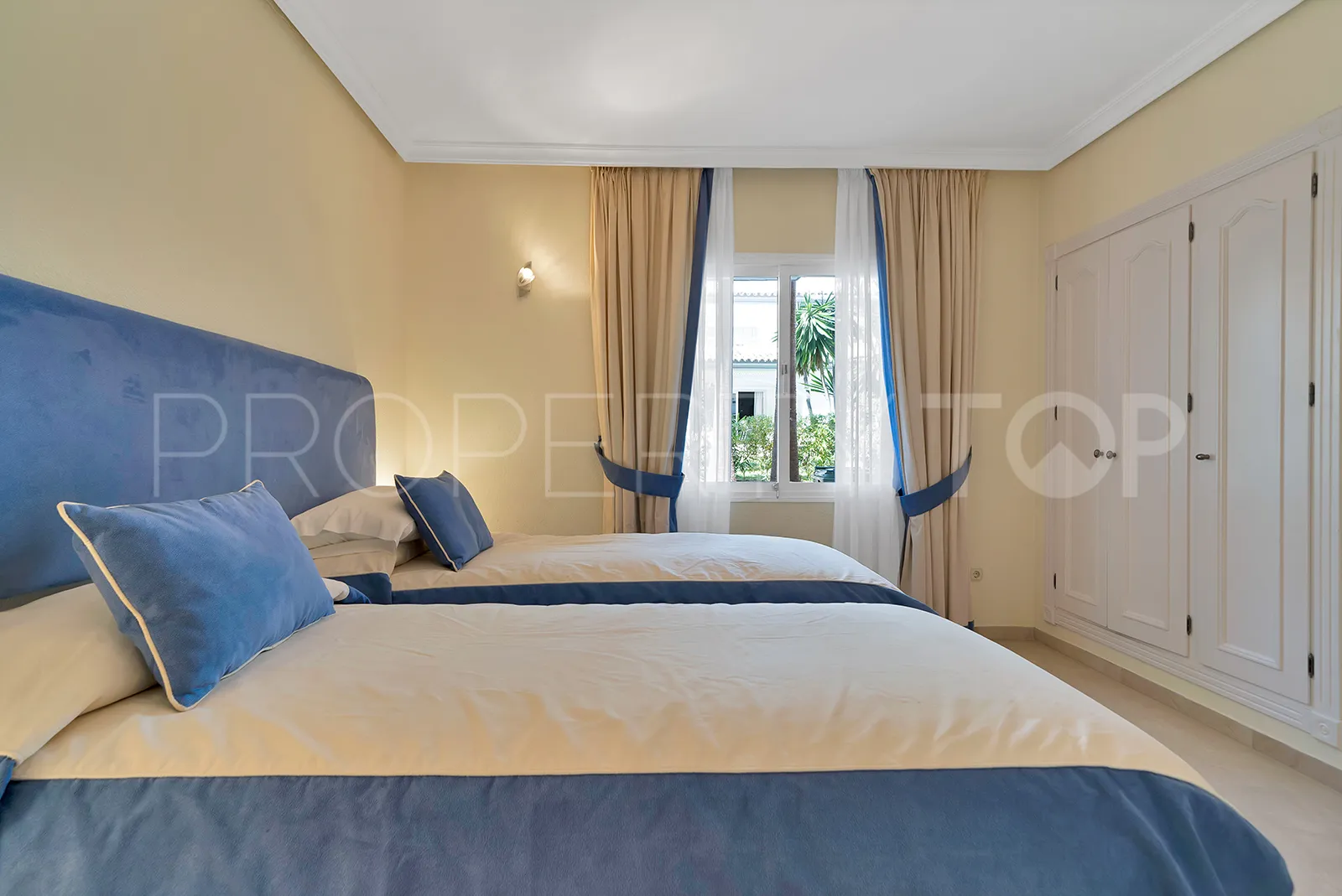 Apartment for sale in Estepona East with 2 bedrooms