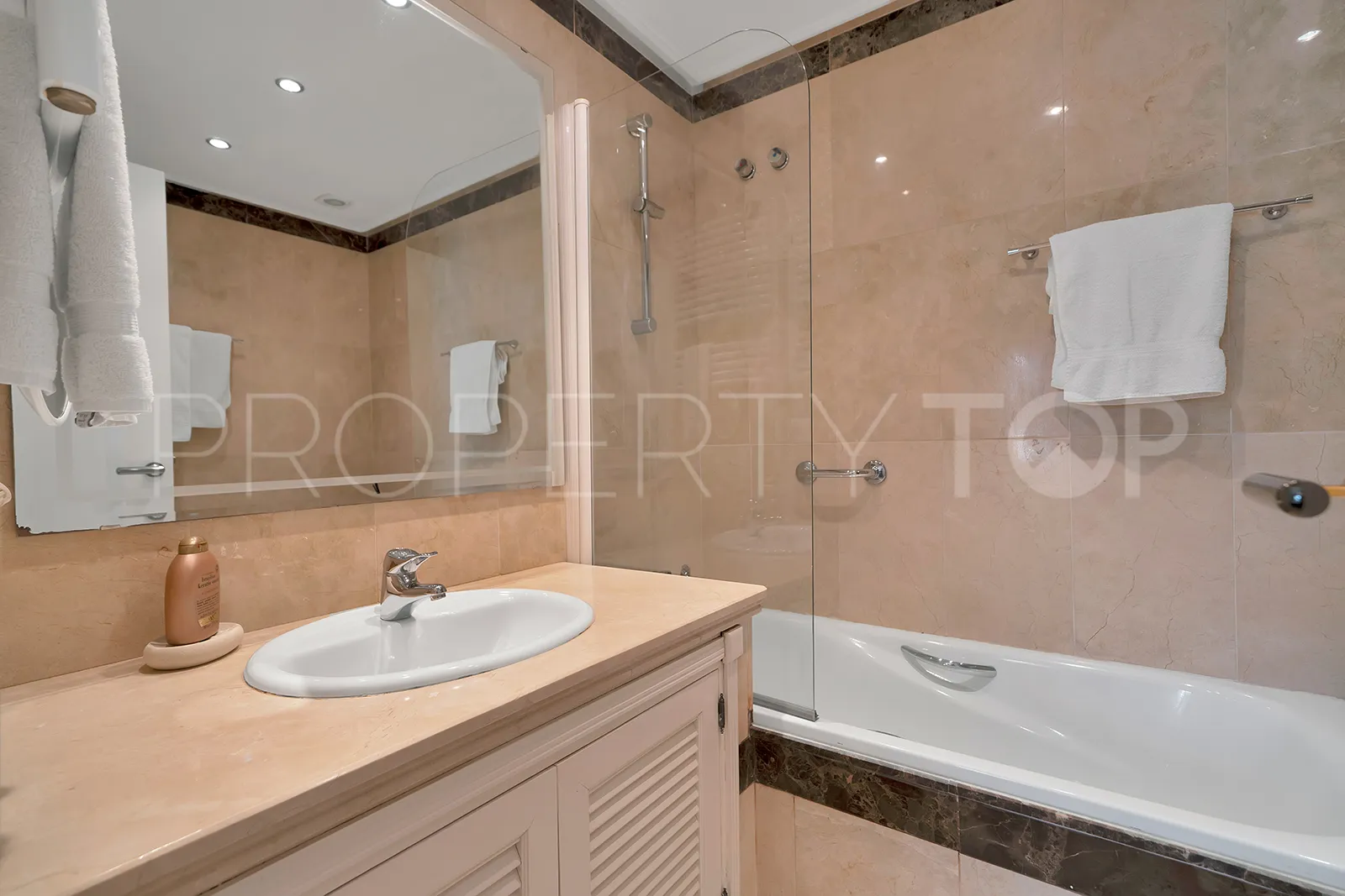 Apartment for sale in Estepona East with 2 bedrooms