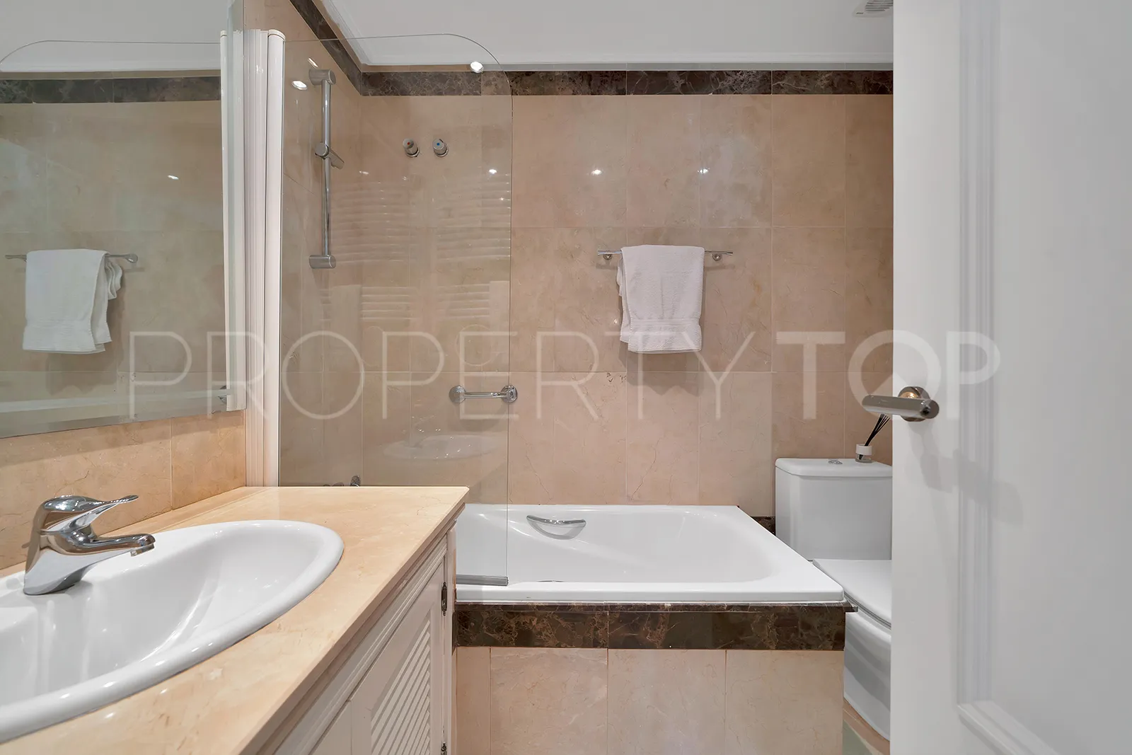 Apartment for sale in Estepona East with 2 bedrooms