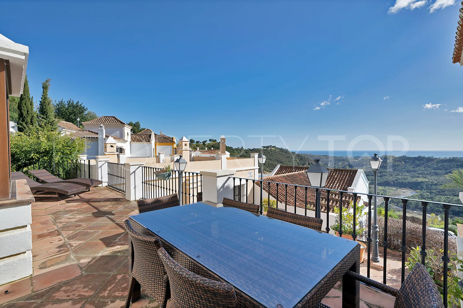 For sale Benahavis town house with 3 bedrooms