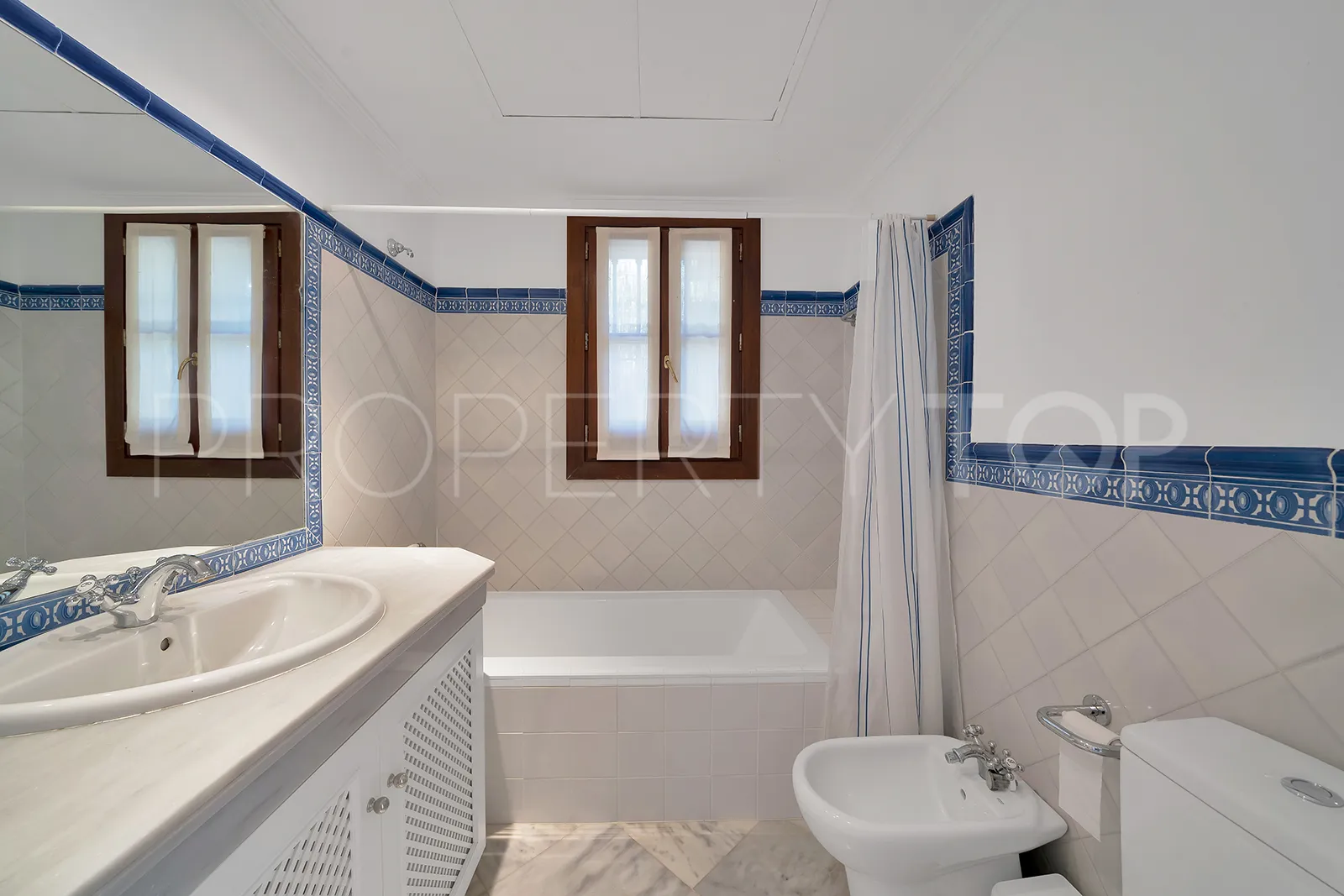 For sale Benahavis town house with 3 bedrooms
