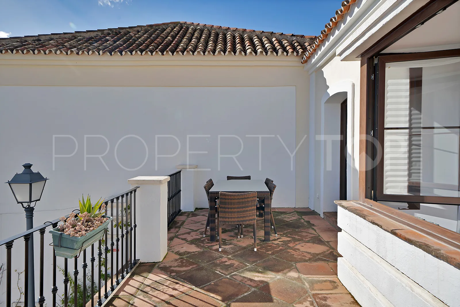 For sale Benahavis town house with 3 bedrooms