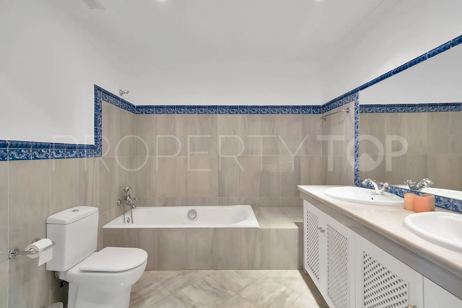 For sale Benahavis town house with 3 bedrooms