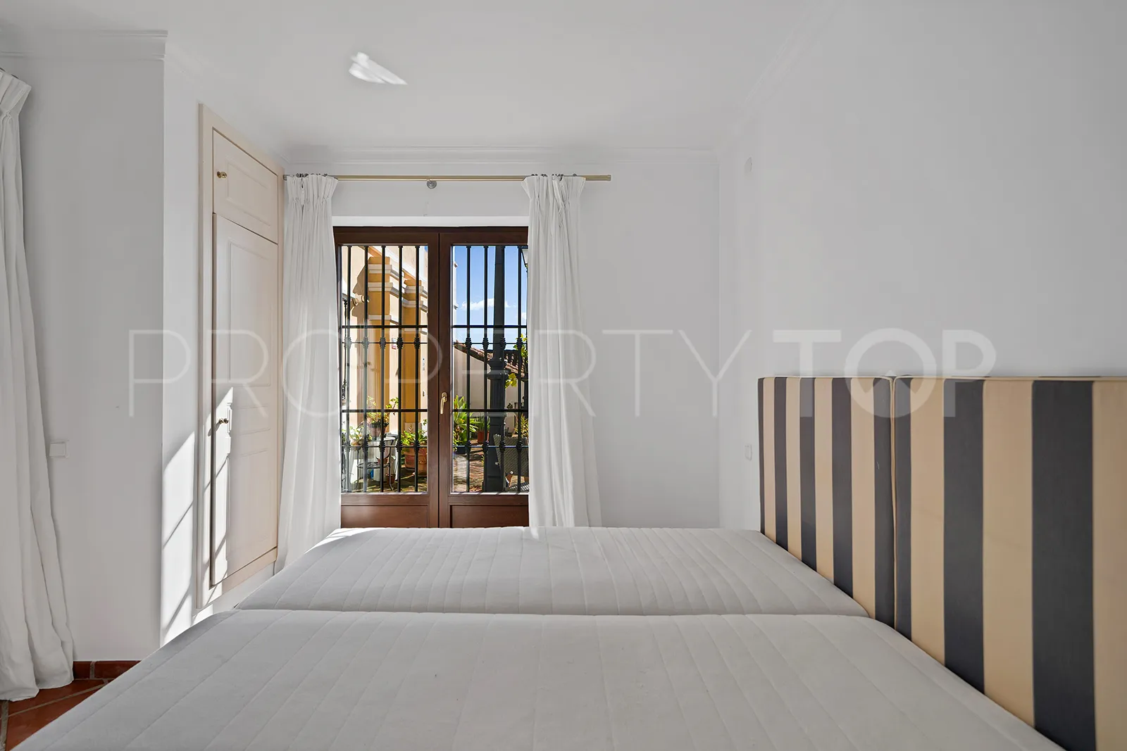 For sale Benahavis town house with 3 bedrooms
