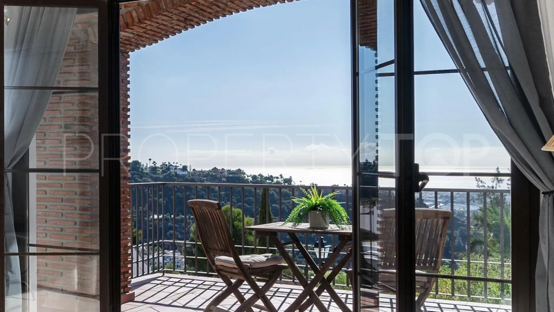 Apartment with 2 bedrooms for sale in Benahavis