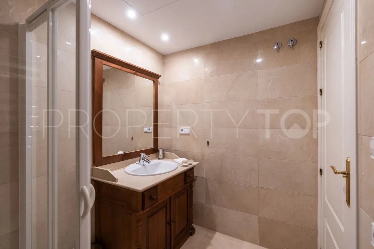 Apartment with 2 bedrooms for sale in Benahavis