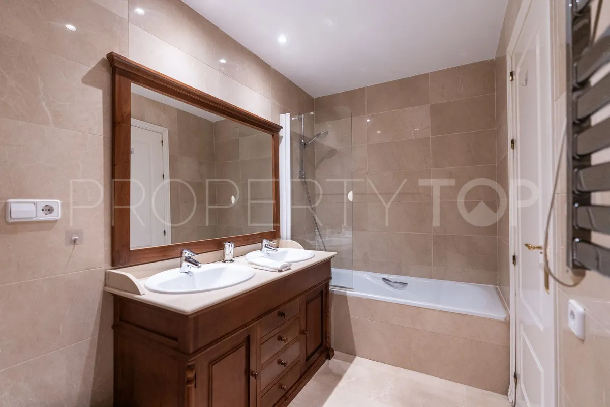 Apartment with 2 bedrooms for sale in Benahavis