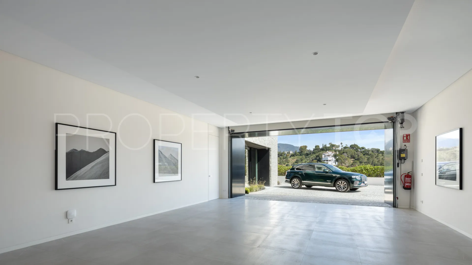 8 bedrooms villa for sale in El Madroñal